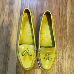 Love canary yellow authentic Bass Weejuns! Size 8. Gently worn.